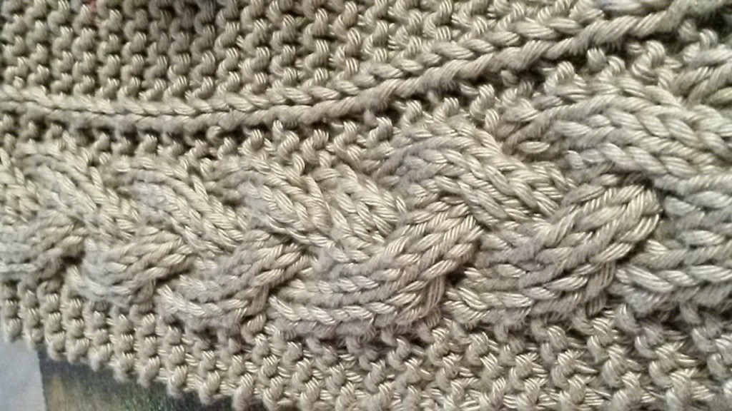 Bonnet avec gros pompon au tricot - zoom