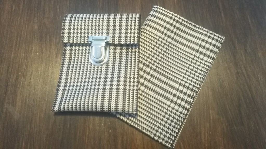 Pochette clippée et étui pour papiers de voiture