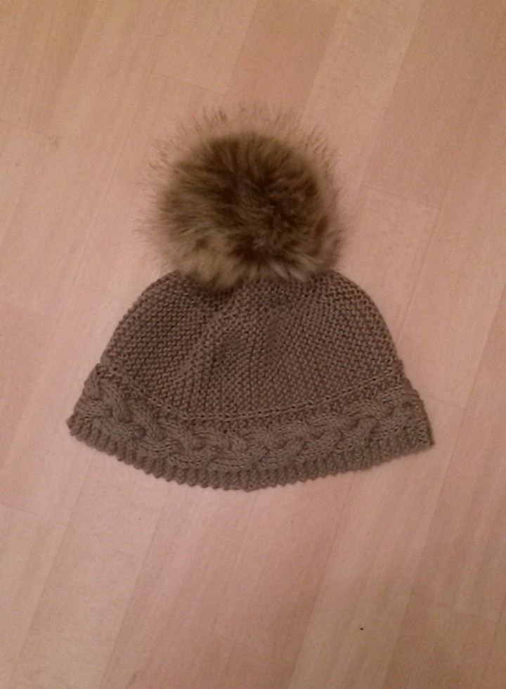 Bonnet avec gros pompon au tricot