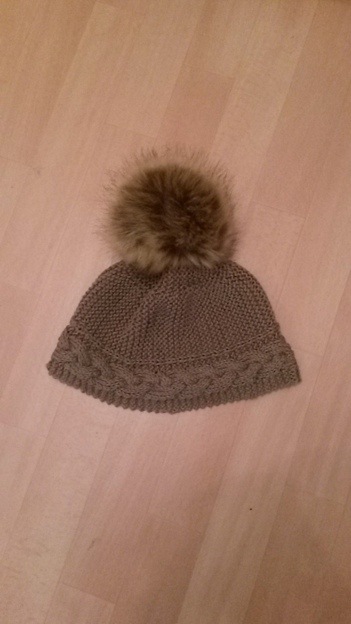 Bonnet avec gros pompon au tricot