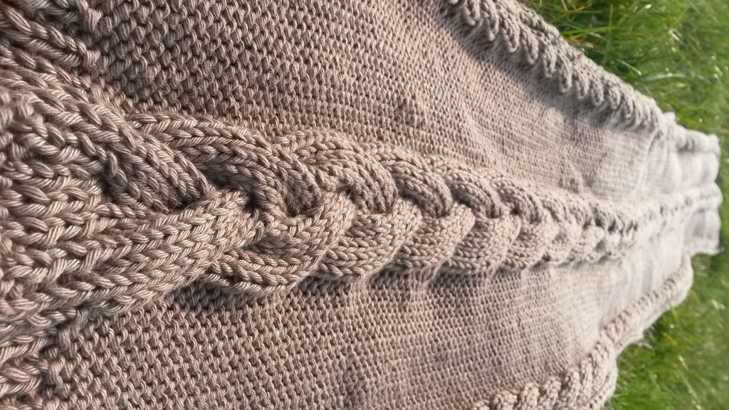 Écharpe avec torsades au tricot - vue longueur