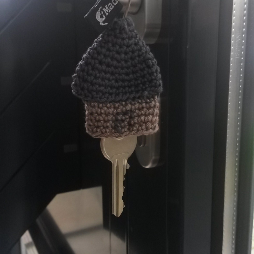 Porte-clés maison au crochet