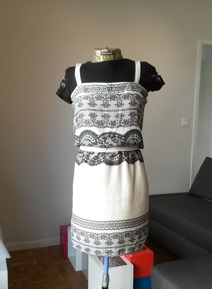 Robe blanche et noire cousue