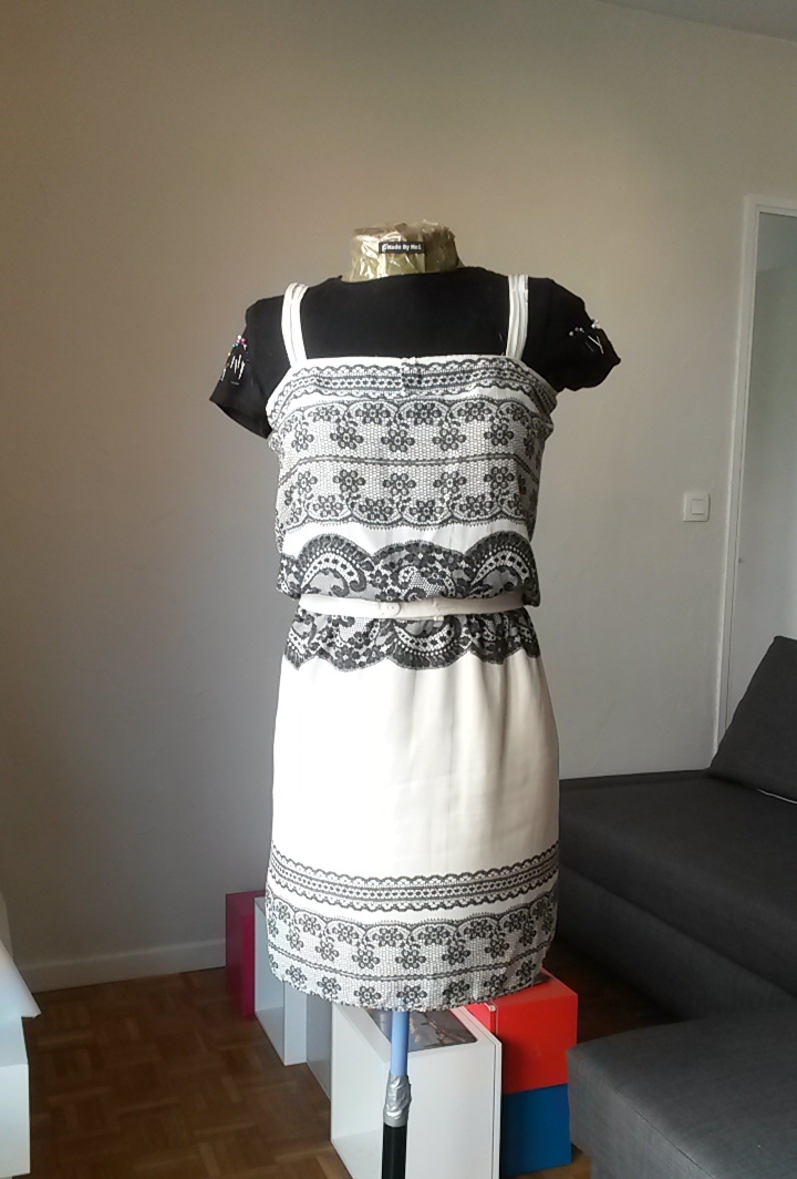 Robe blanche et noire cousue