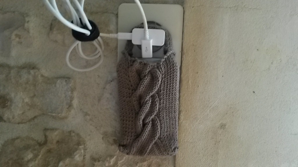 Pochette et porte téléphone en charge face