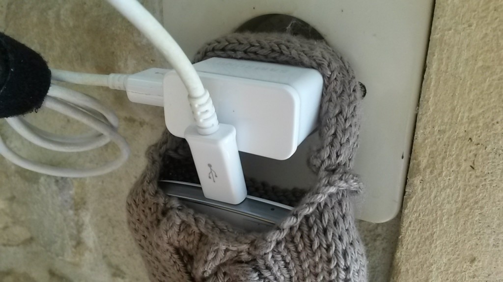 Pochette et porte téléphone en charge anse