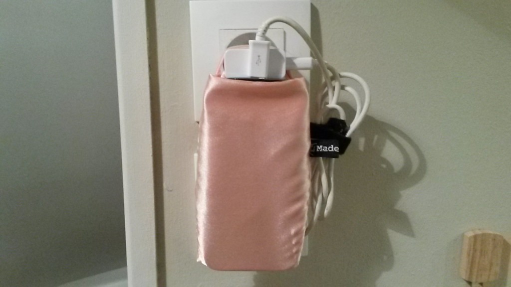 pochette porte téléphone en charge rose