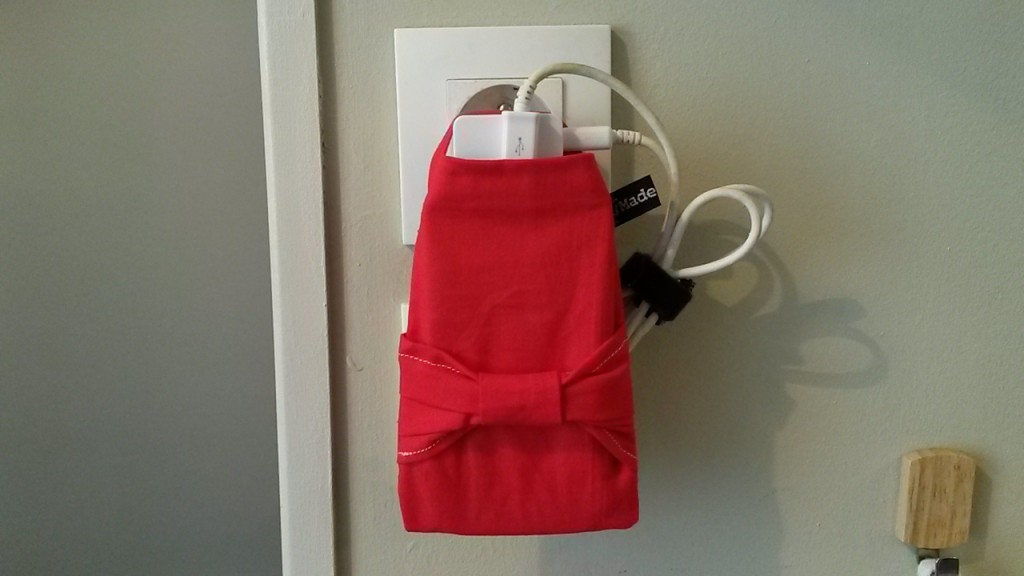 pochette porte téléphone en charge rouge noeud