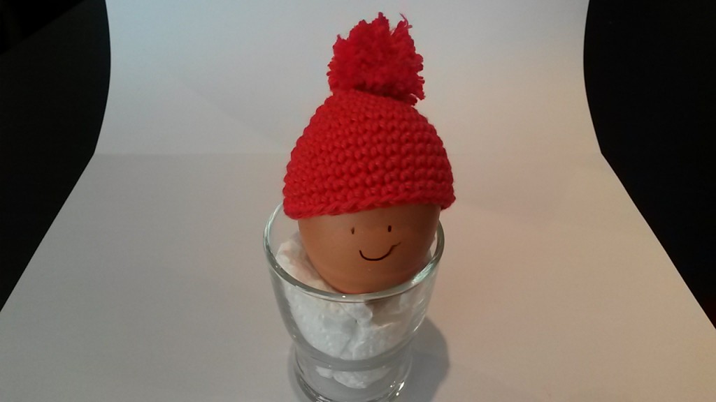 Bonnet d'oeuf rouge pompom