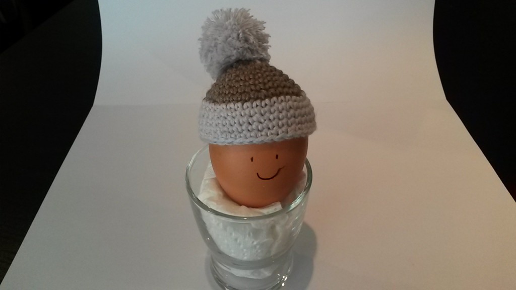 Bonnet d'oeuf gris marron pompom