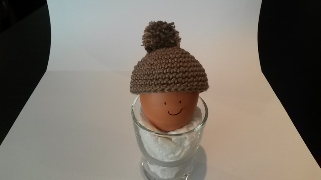 Bonnet d'oeuf marron pompom