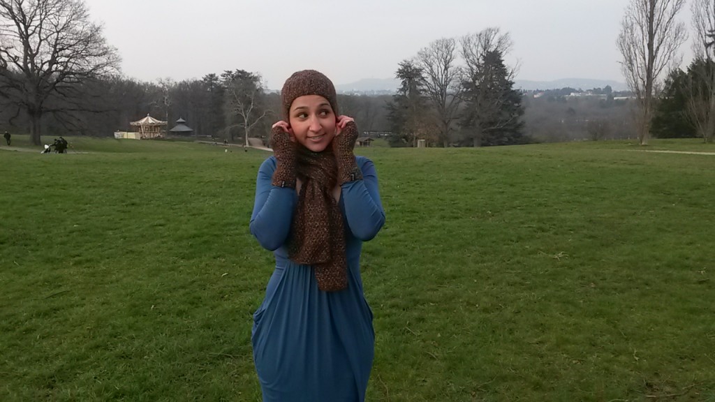 Écharpe, bonnet et mitaines au tricot