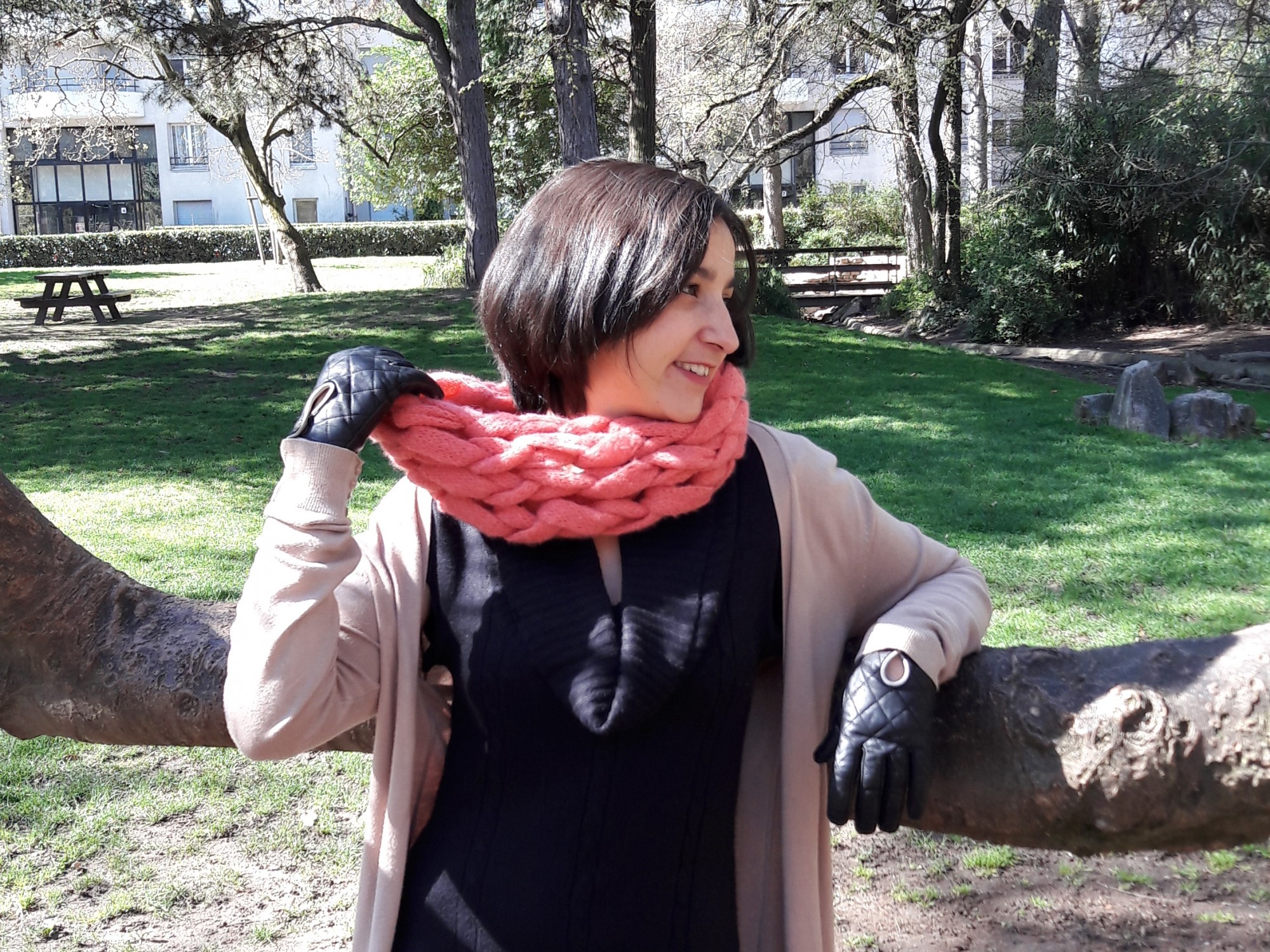 Snood tricoté avec les bras