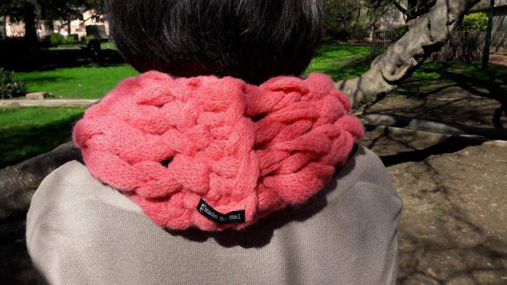 Snood tricoté avec les bras - vue de dos